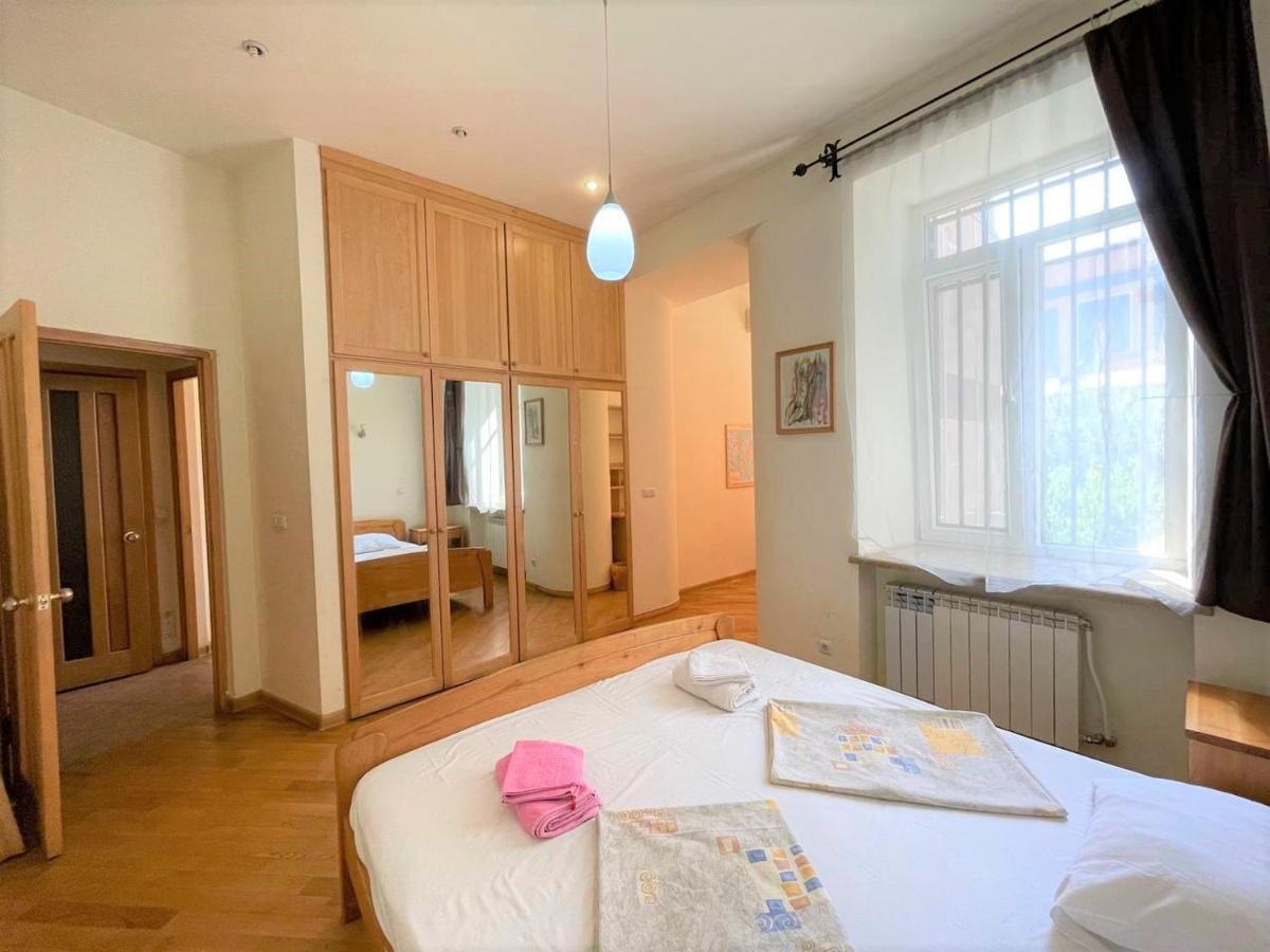 Jasmin Apt With Balcony At Republic Square & Ruben Tours Διαμέρισμα Γιερεβάν Εξωτερικό φωτογραφία