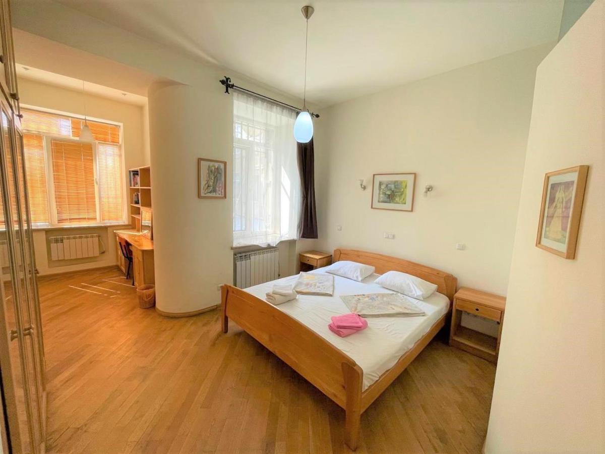 Jasmin Apt With Balcony At Republic Square & Ruben Tours Διαμέρισμα Γιερεβάν Εξωτερικό φωτογραφία