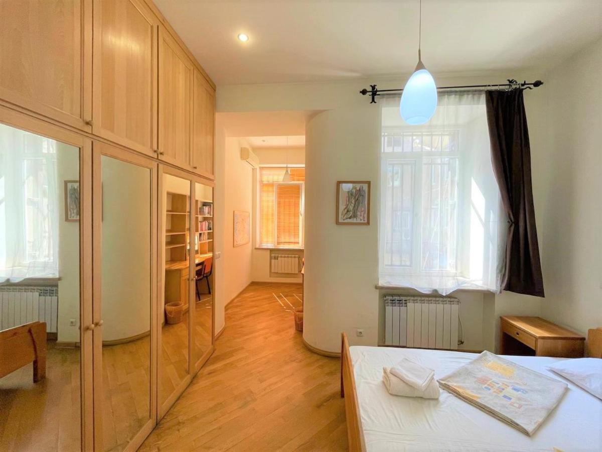 Jasmin Apt With Balcony At Republic Square & Ruben Tours Διαμέρισμα Γιερεβάν Εξωτερικό φωτογραφία